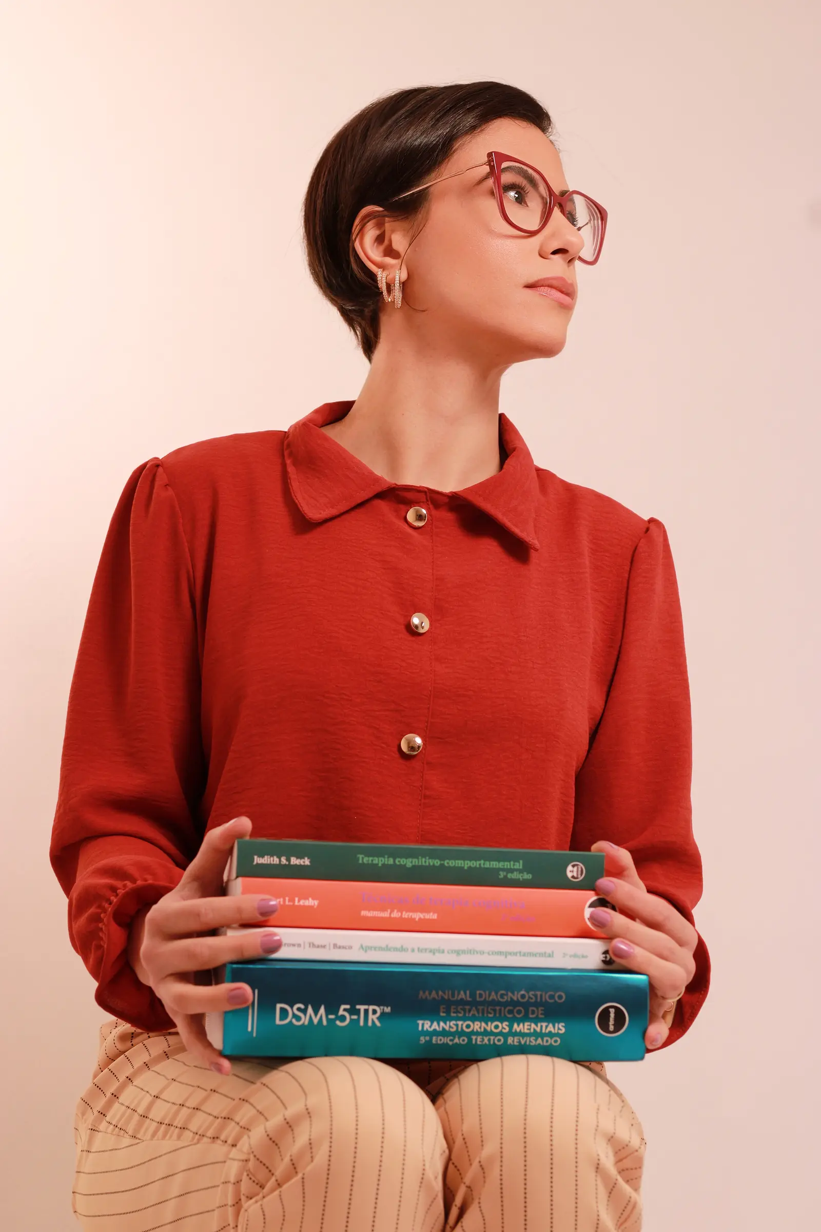 Jackeline Rocha com livros sobre psicologia